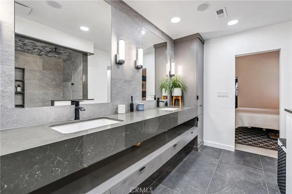 7702 De Soto Canoga Park, CA 91304