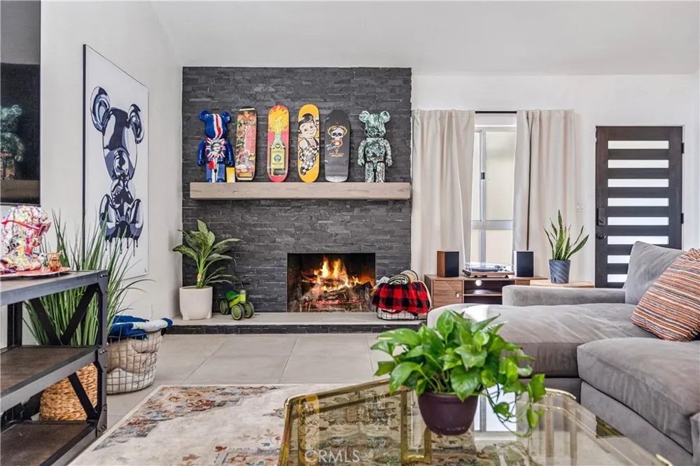 7702 De Soto Canoga Park, CA 91304