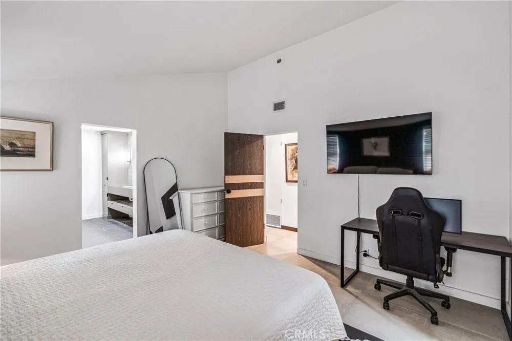 7702 De Soto Canoga Park, CA 91304