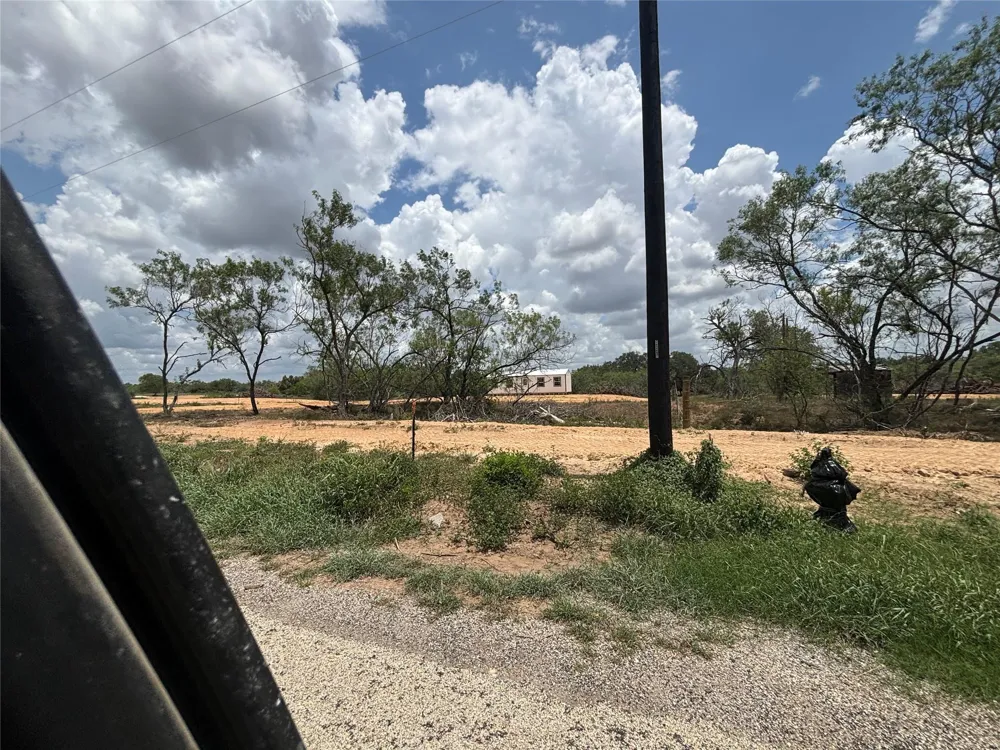 24 Cr 124 Road Floresville, TX 78114
