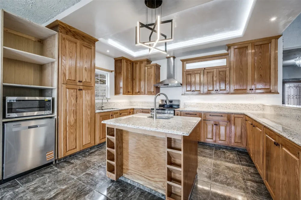 799 County Road 1596 Alvord, TX 76225