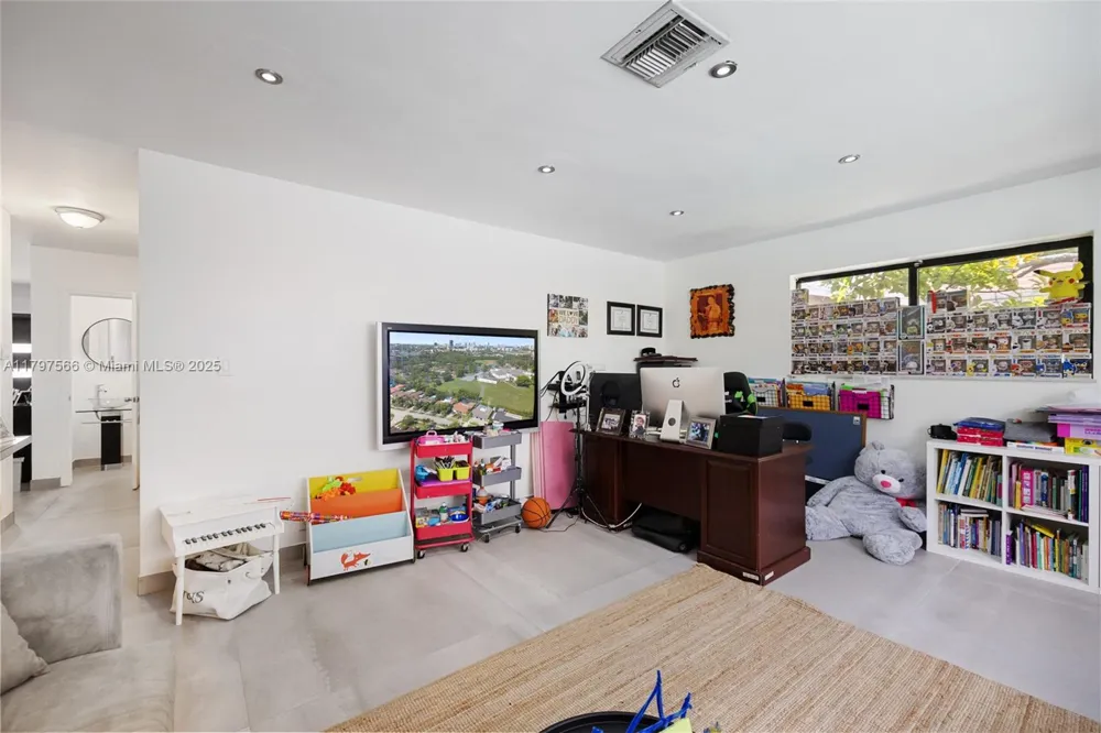 20375 NE 22nd Pl Miami, FL 33180