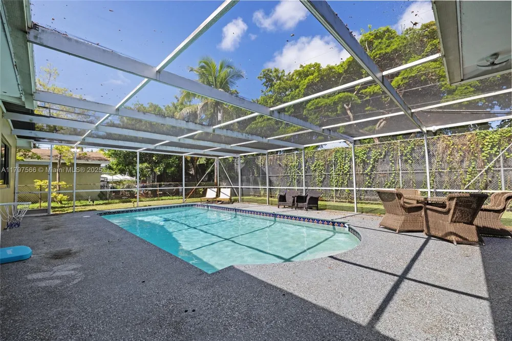 20375 NE 22nd Pl Miami, FL 33180