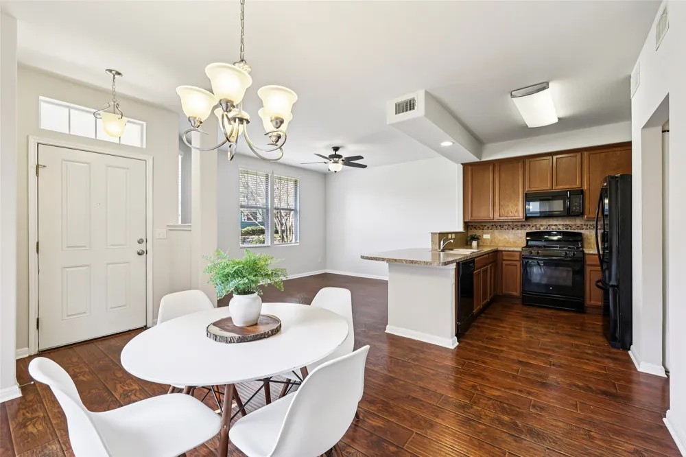1524 Sanders Kyle, TX 78640