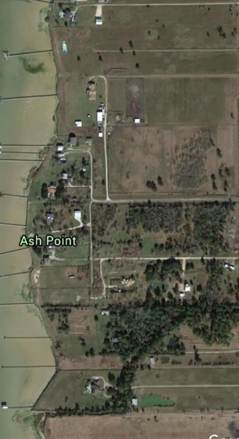 2101 W Bayshore Road Anahuac, TX 77514