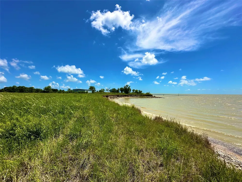 2101 W Bayshore Road Anahuac, TX 77514