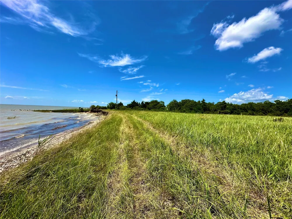 2101 W Bayshore Road Anahuac, TX 77514