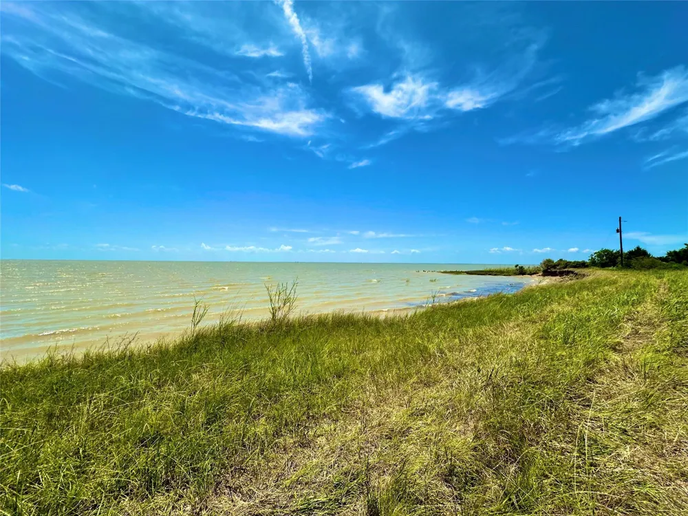 2101 W Bayshore Road Anahuac, TX 77514
