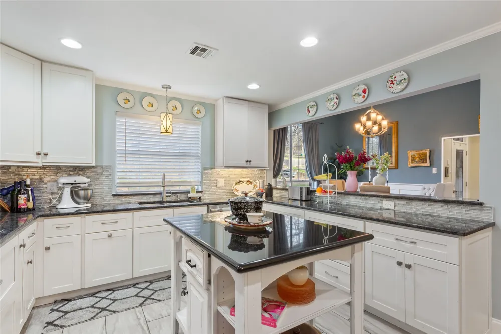 409 Shadow Mountain Drive Woodway, TX 76712