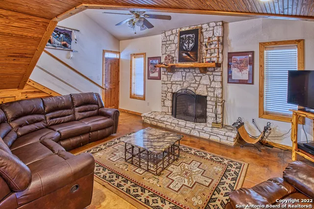 210 Bluebonnet Dr Concan, TX 78838