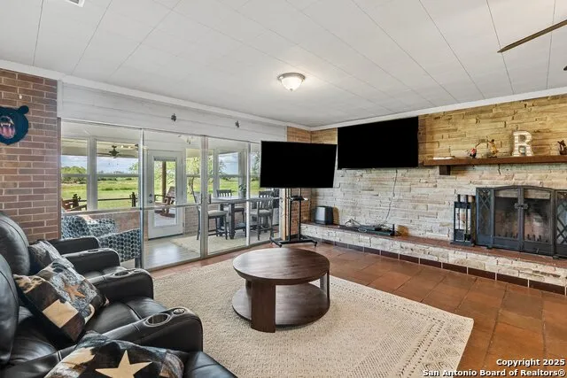 180 Freeman Circle George West, TX 78022