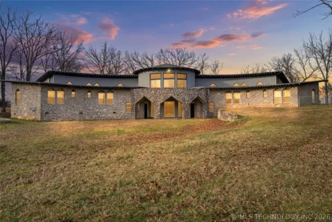 140 W Taylor Drive