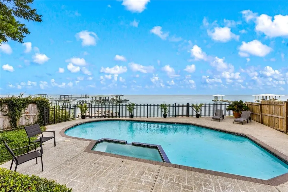3039 Bayshore Drive Bacliff, TX 77518