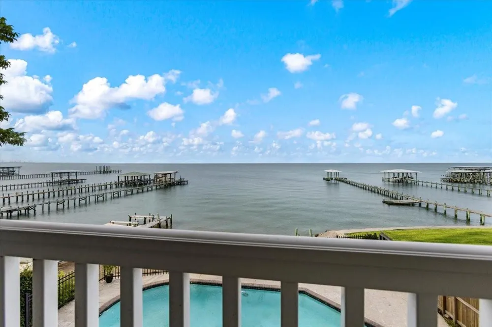 3039 Bayshore Drive Bacliff, TX 77518