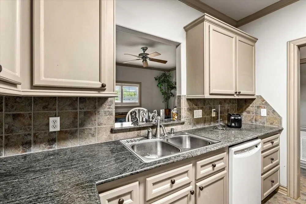3039 Bayshore Drive Bacliff, TX 77518