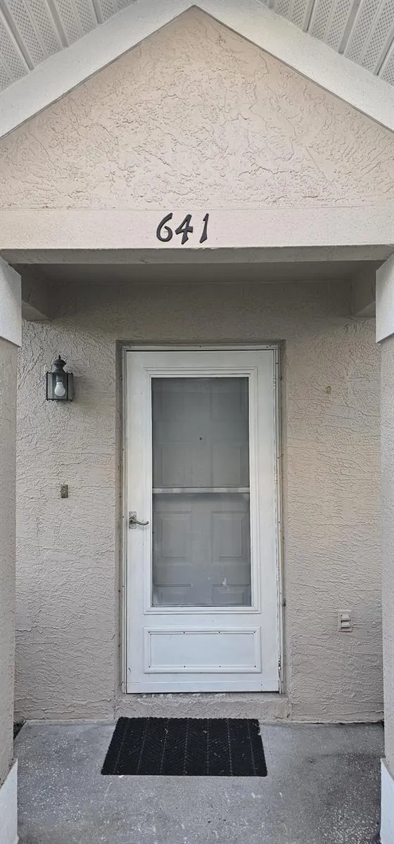 641 KENSINGTON LAKE CIRCLE Brandon, FL 33511