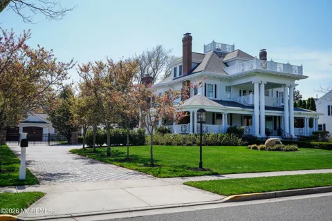 212 Crescent Parkway