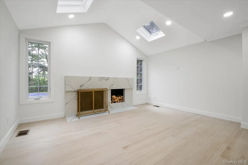 22 Peppermill Lane Dix Hills, NY 11746