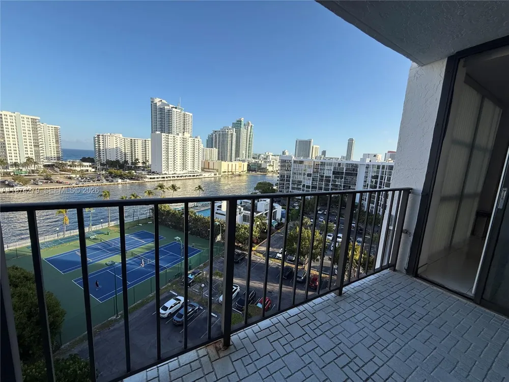 1000 Parkview Dr #1022 Hallandale Beach, FL 33009