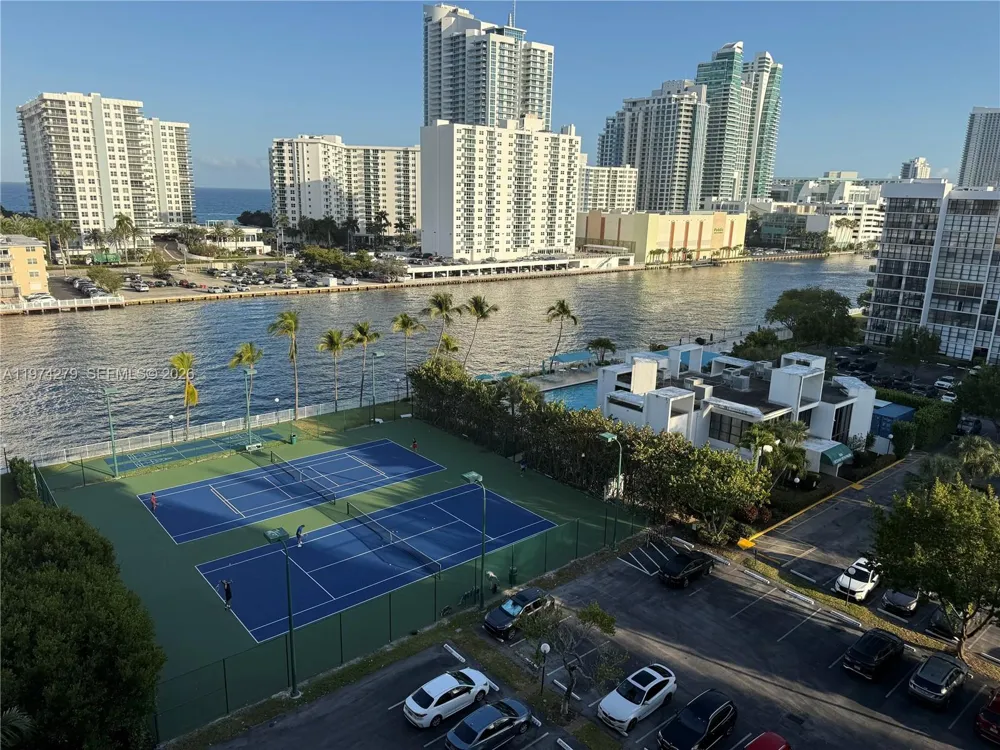 1000 Parkview Dr #1022 Hallandale Beach, FL 33009
