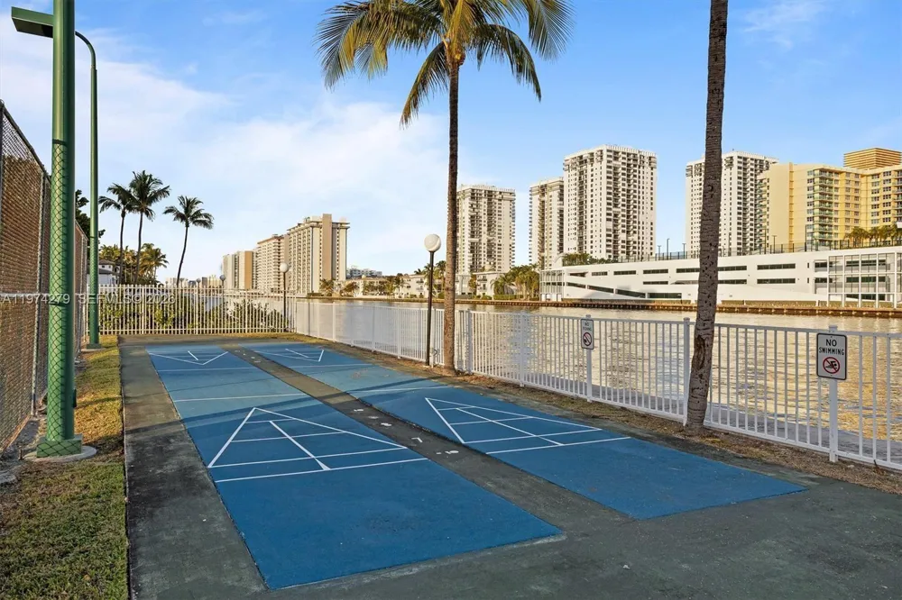 1000 Parkview Dr #1022 Hallandale Beach, FL 33009