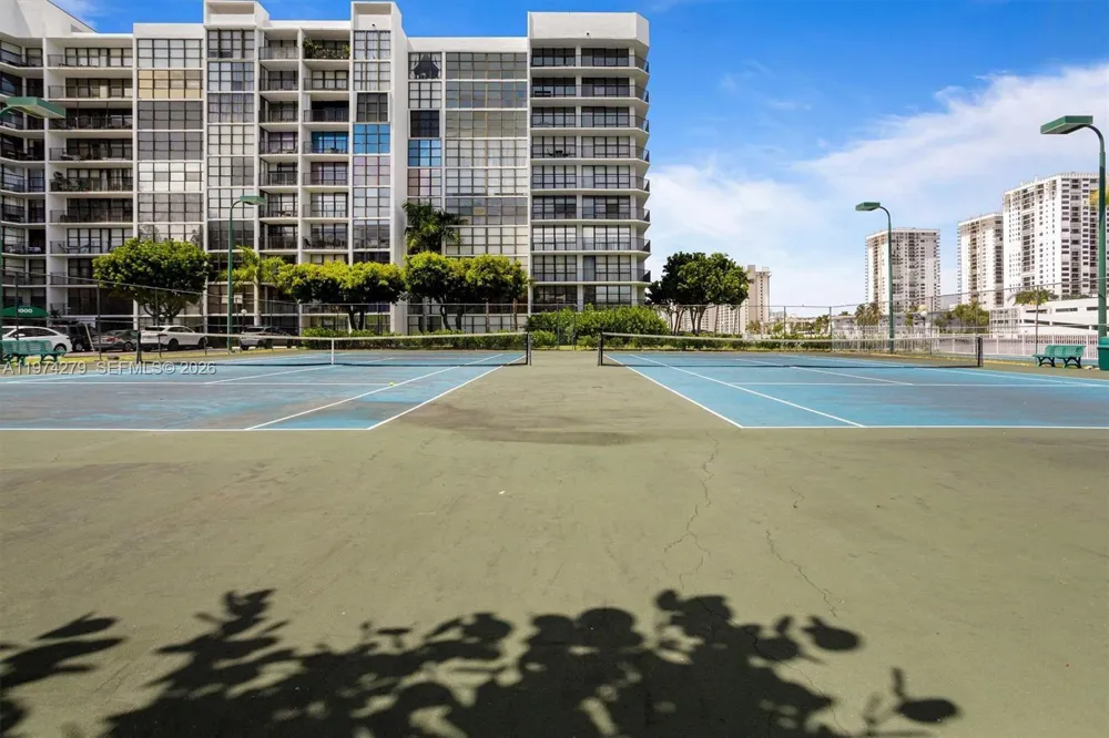 1000 Parkview Dr #1022 Hallandale Beach, FL 33009