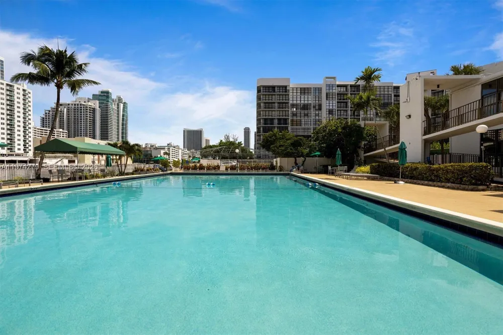 1000 Parkview Dr #1022 Hallandale Beach, FL 33009