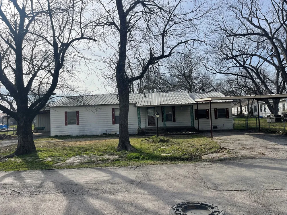 406 S Austin Street Wolfe City, TX 75496