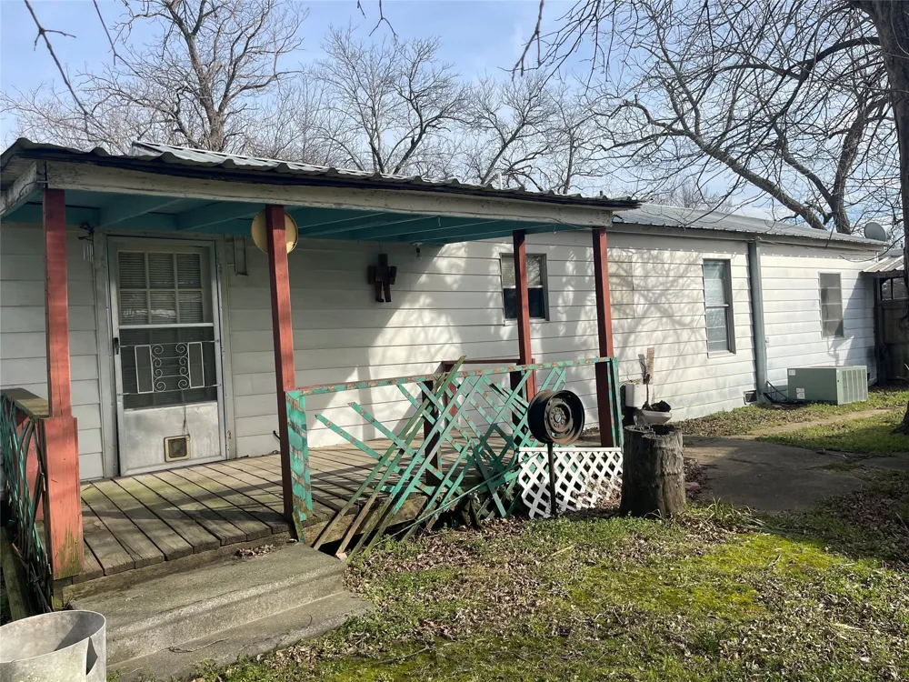 406 S Austin Street Wolfe City, TX 75496