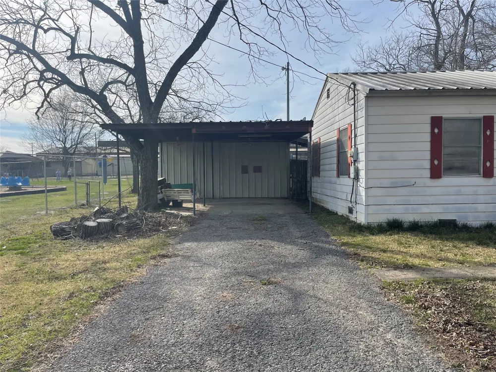 406 S Austin Street Wolfe City, TX 75496