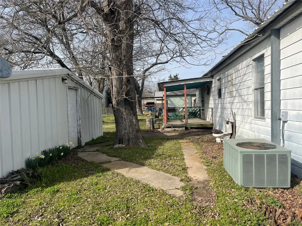 406 S Austin Street Wolfe City, TX 75496