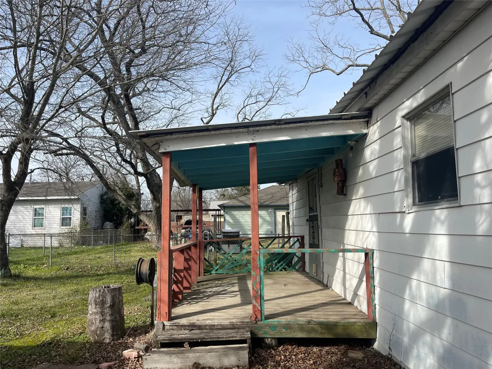 406 S Austin Street Wolfe City, TX 75496