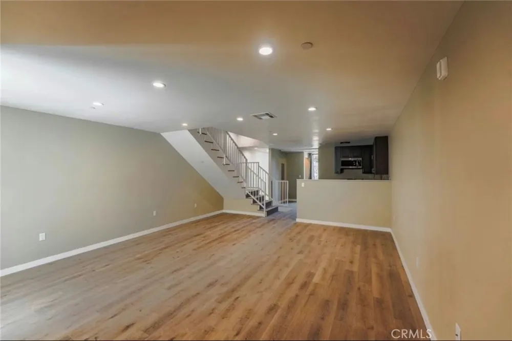 8837 Burnet Avenue North Hills, CA 91343