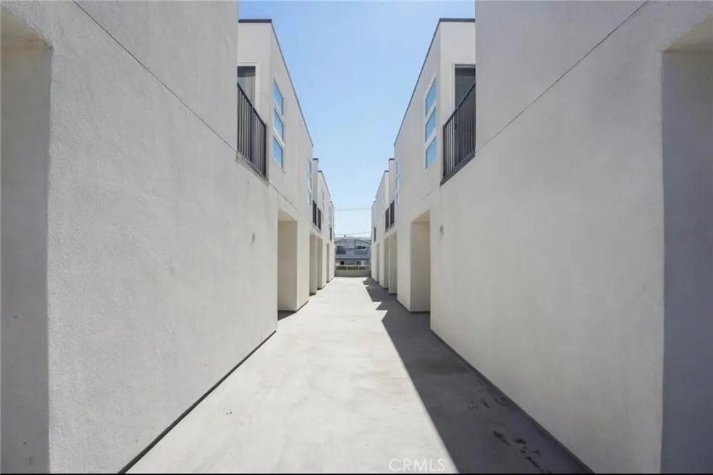 8837 Burnet Avenue North Hills, CA 91343