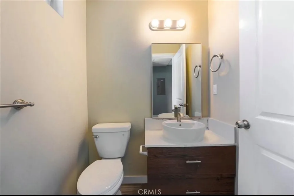 8837 Burnet Avenue North Hills, CA 91343