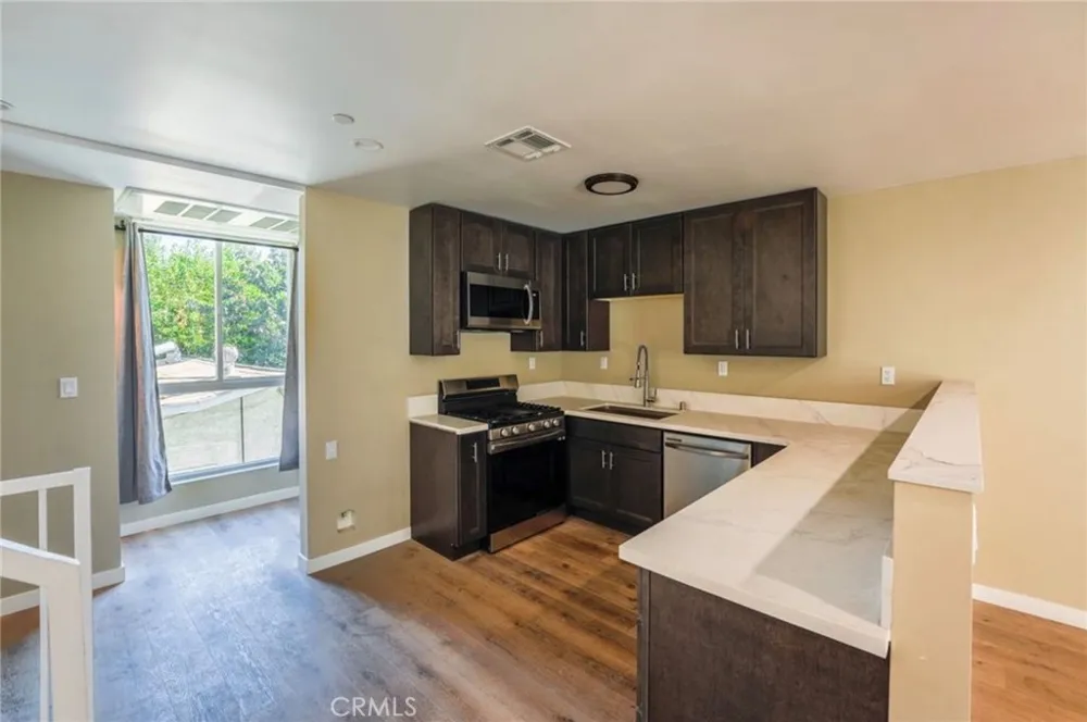 8837 Burnet Avenue North Hills, CA 91343
