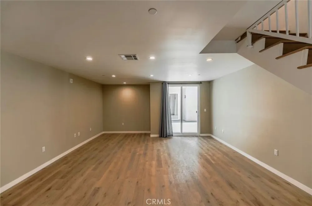 8837 Burnet Avenue North Hills, CA 91343