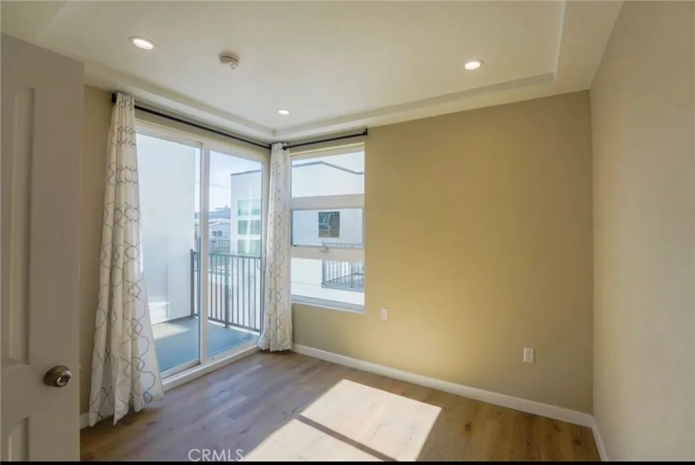 8837 Burnet Avenue North Hills, CA 91343