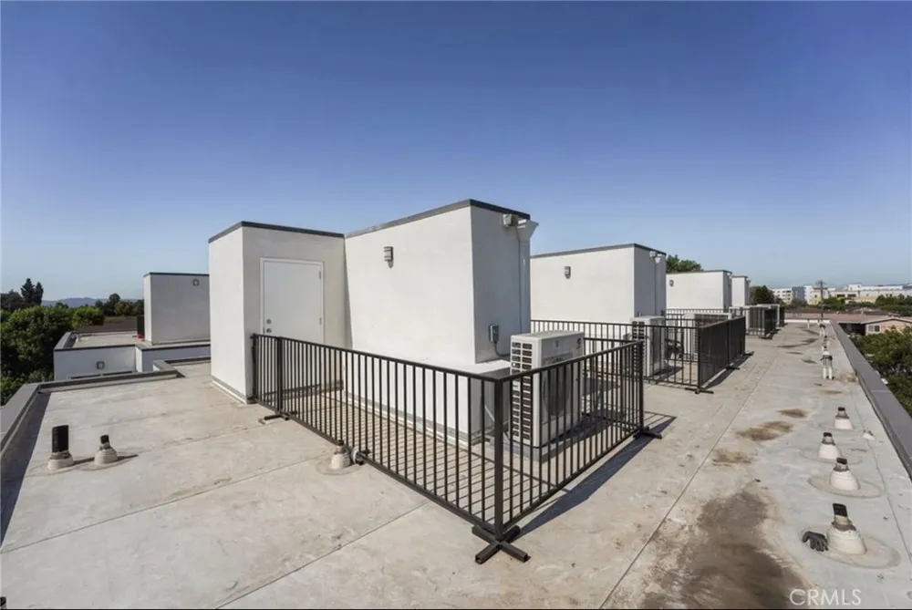 8837 Burnet Avenue North Hills, CA 91343