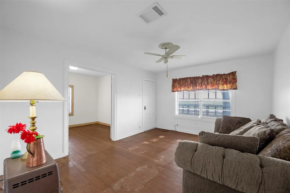 8439 Fm 442 Boling, TX 77420