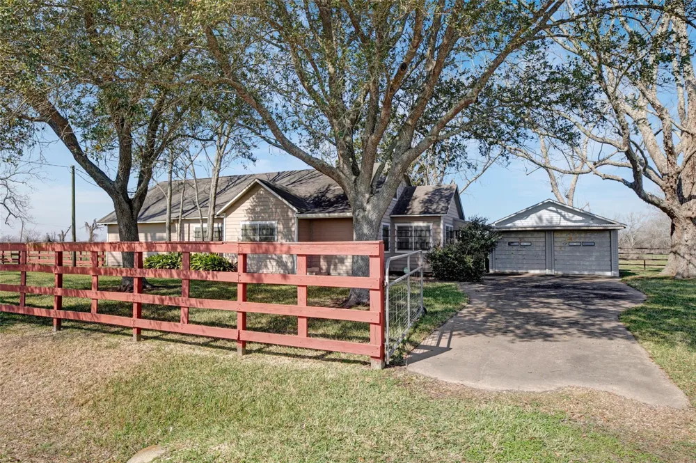 8439 Fm 442 Boling, TX 77420