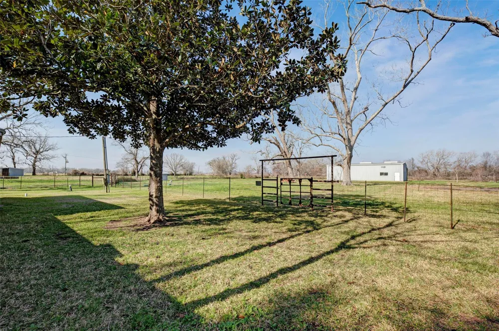 8439 Fm 442 Boling, TX 77420