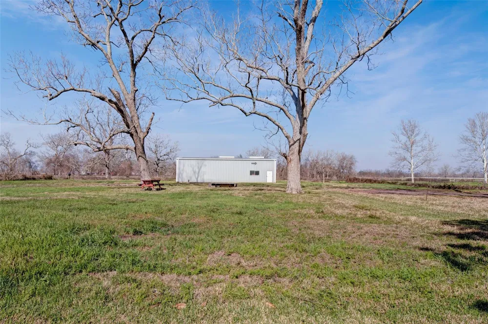8439 Fm 442 Boling, TX 77420