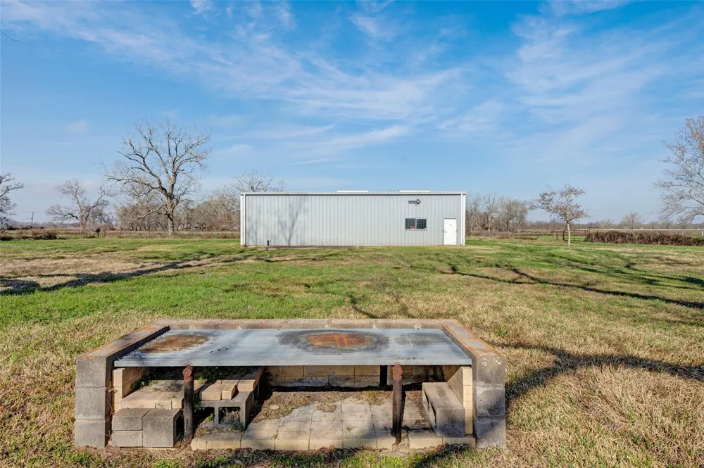 8439 Fm 442 Boling, TX 77420