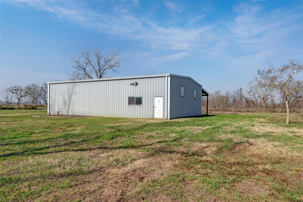 8439 Fm 442 Boling, TX 77420