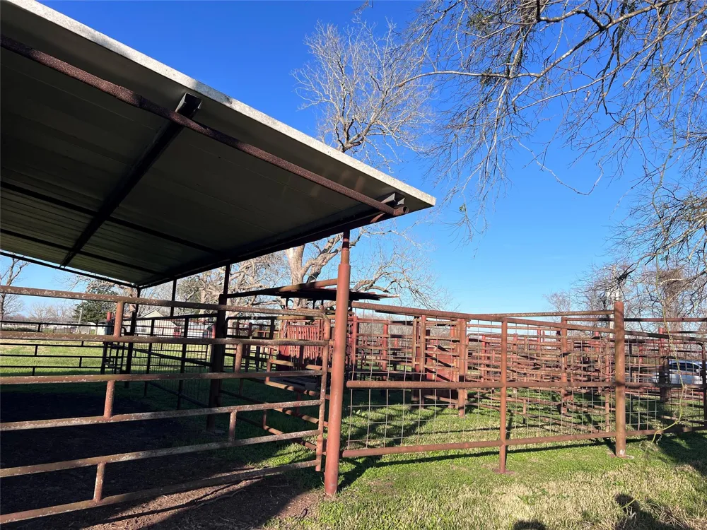 8439 Fm 442 Boling, TX 77420