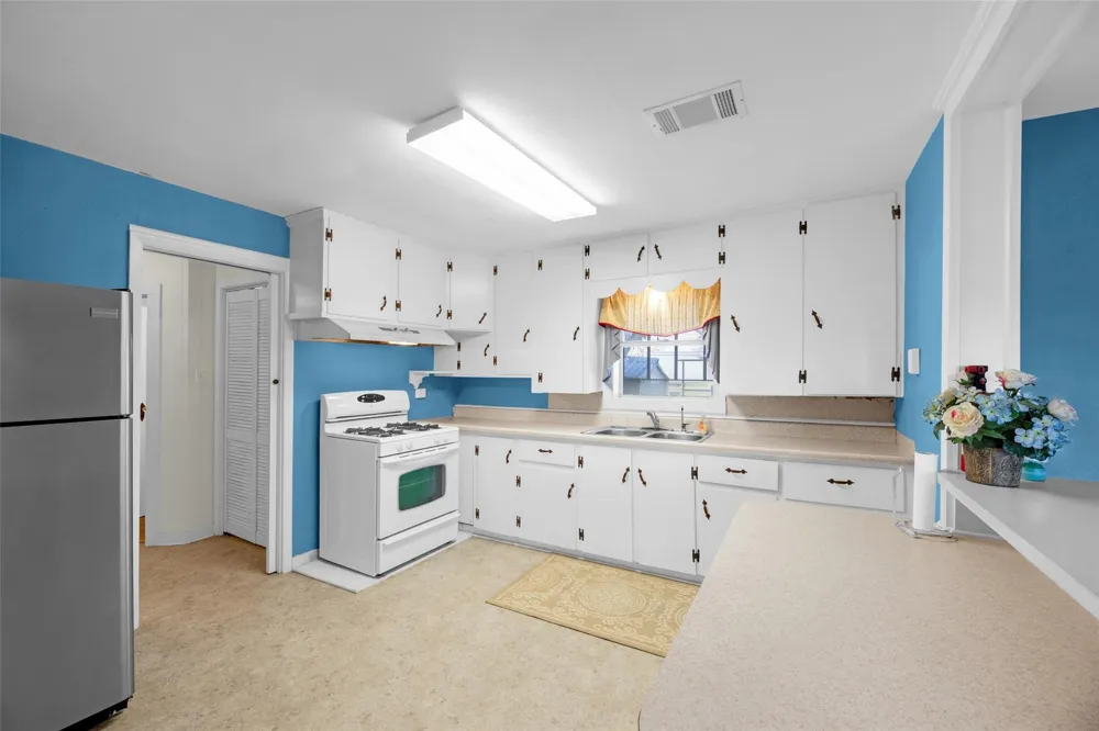 8439 Fm 442 Boling, TX 77420