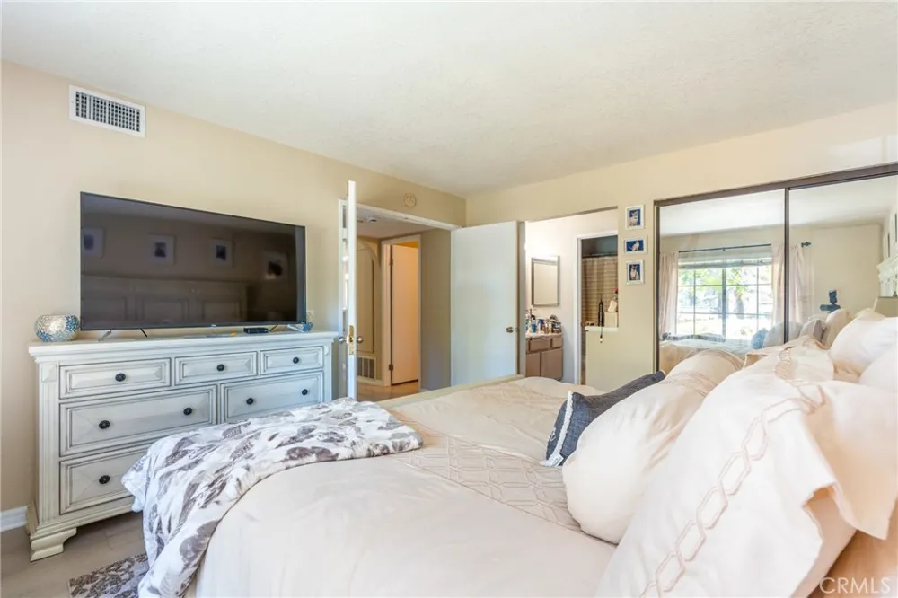 24352 Berrendo #4 Laguna Hills, CA 92656