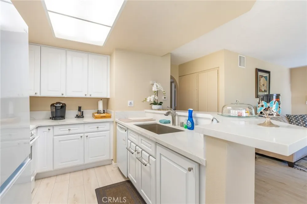 24352 Berrendo #4 Laguna Hills, CA 92656