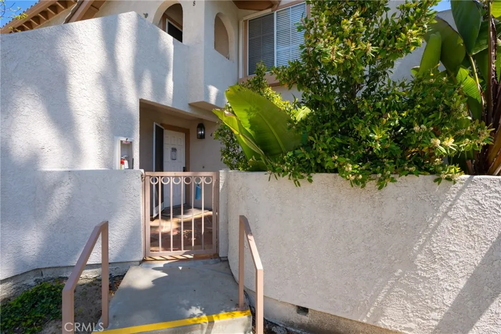 24352 Berrendo #4 Laguna Hills, CA 92656